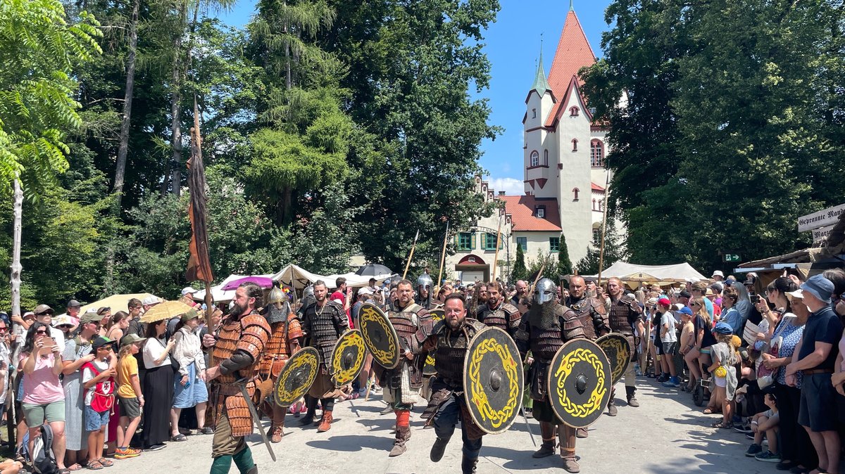 Mit etwa 65 Vereinsmitgliedern reisen die "Münchner Barbaren" zum Ritterturnier nach Kaltenberg - hier beim Geländeumzug auf dem Mittelalterfest.