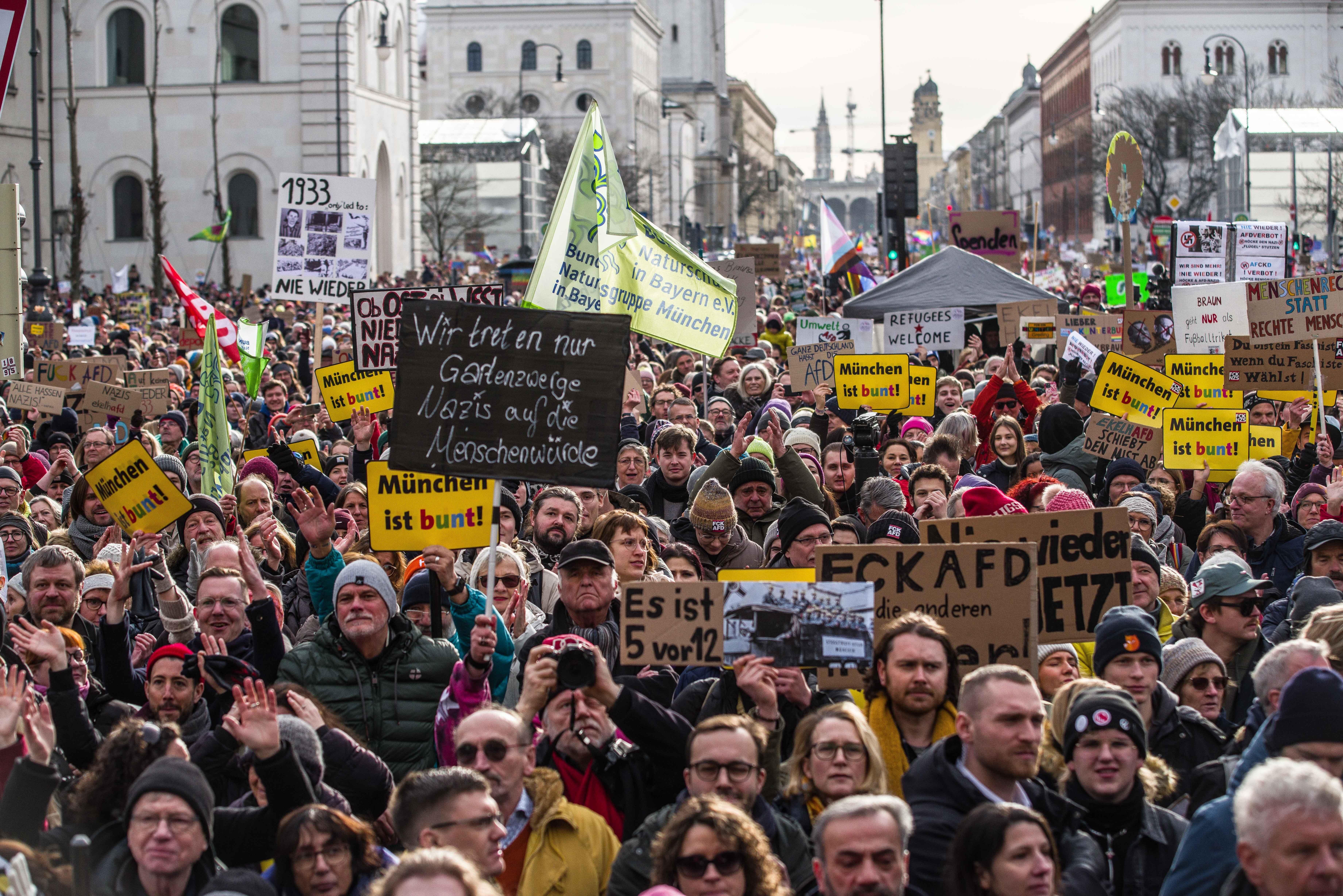 Versammlung zwischen Münchner Freiheit und Odeonsplatz