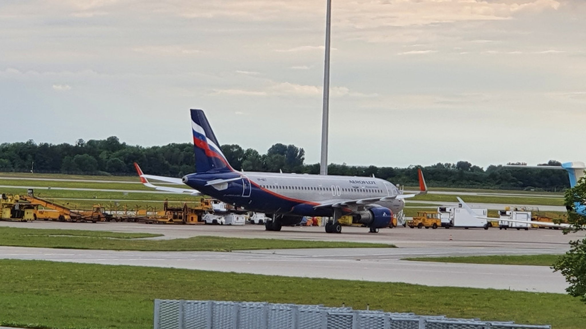 Bewegt wird die Aeroflot-Maschine am Münchner Flughafen seit über einem Jahr nur noch von sogenannten Push-Back-Fahrzeugen.