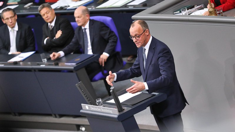 Archivbild: Friedrich Merz am Rednerpult bei einer Bundestagssitzung im Dezember 2024 | Bild: picture alliance / dts-Agentur Archivbild: Friedrich Merz am Rednerpult bei einer Bundestagssitzung im Dezember 2024