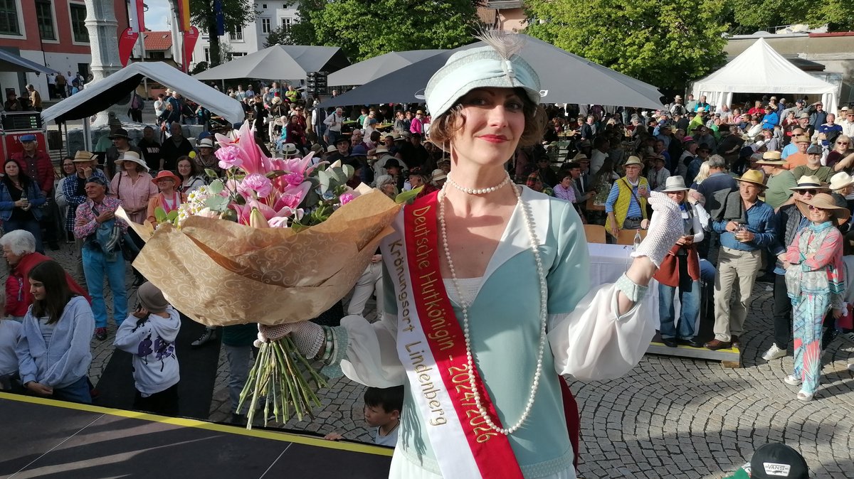 Die neu gewählte Deutsche Hutkönigin 2024. Nicole Schmitz-Bernt wurde beim Hut-Tag in Lindenberg gewählt.