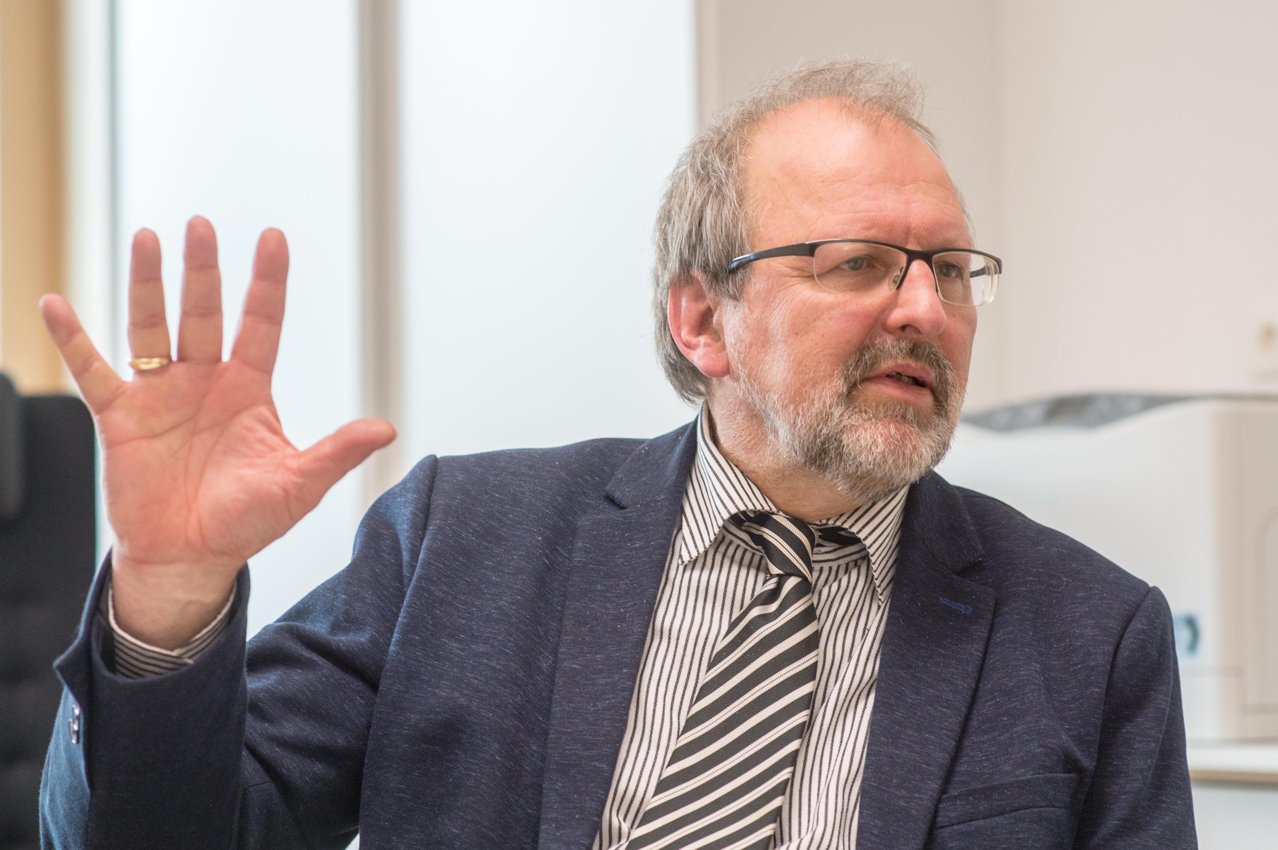 Lehrerpräsident Meidinger mit erhobener Hand