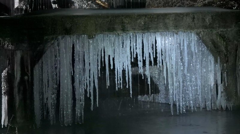 Eiszapfen hängen von einer Dachrinne | Bild: BR Eiszapfen hängen von einer Dachrinne
