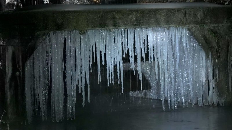 Dicke Eiszapfen hängen herunter | Bild: BR Dicke Eiszapfen hängen herunter