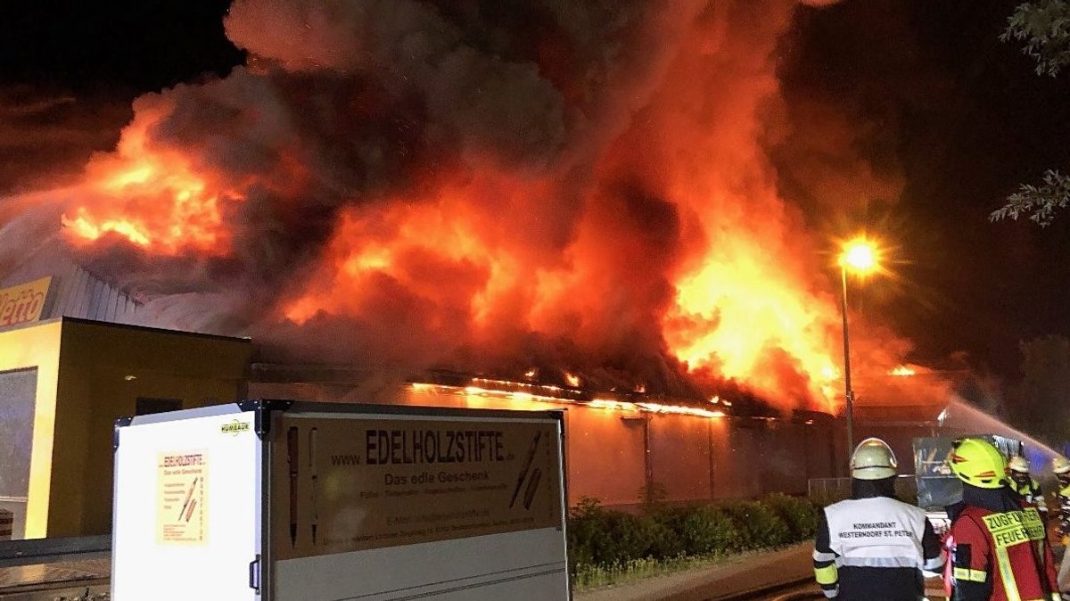 Flammen schlagen aus Supermarkt in Großkarolinenfeld