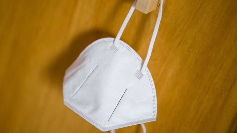 Eine FFP2-Maske hängt an einem Haken | Bild: dpa-Bildfunk/Daniel Karmann Eine FFP2-Maske hängt an einem Haken