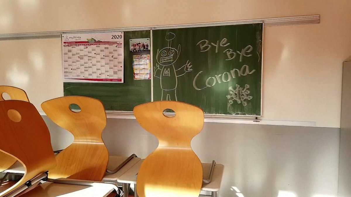 Klassenzimmer mit Tafel, auf der steht Bye Bye Corona