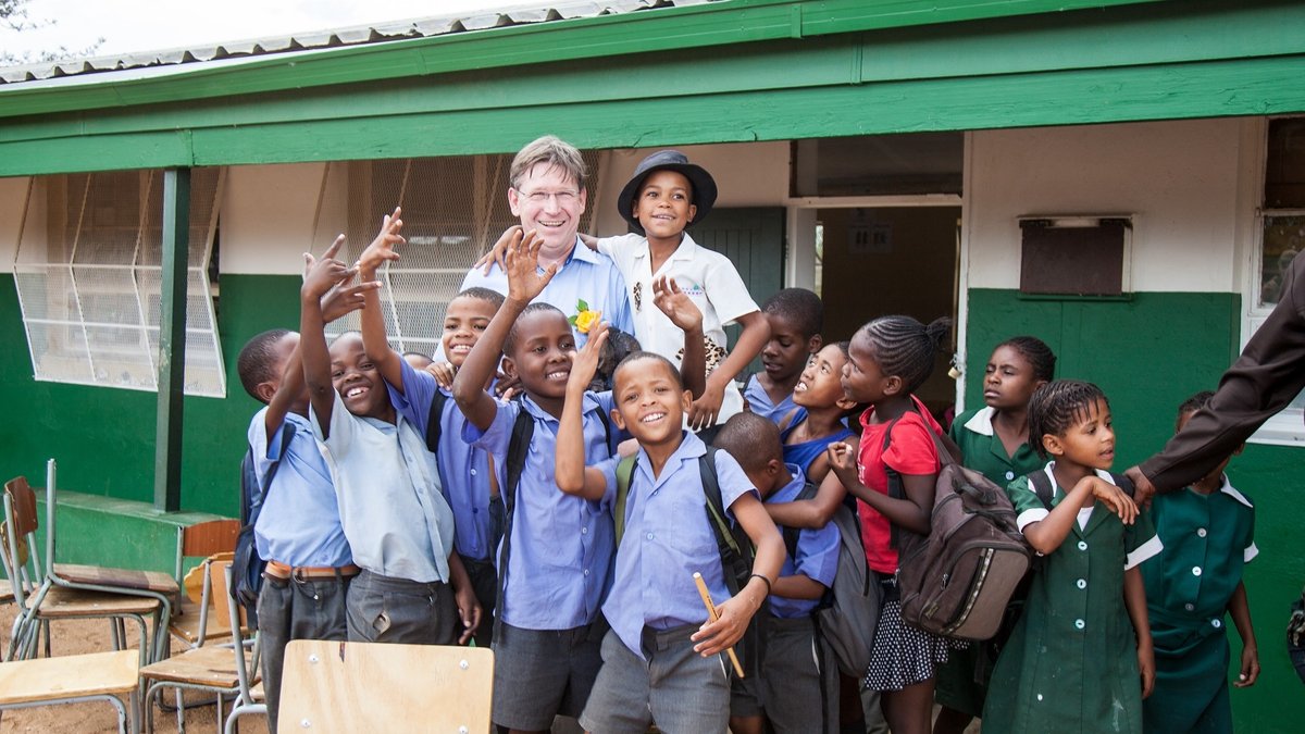 Stefan Rößle mit Schülerinnen und Schülern in Namibia