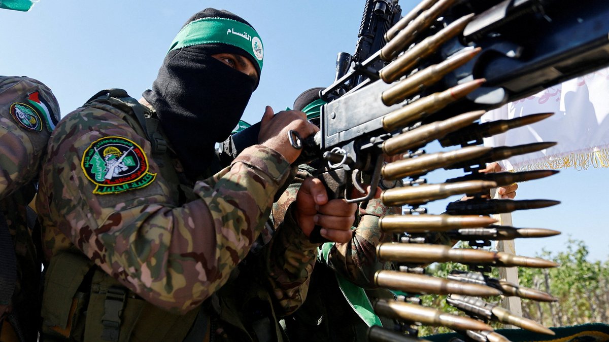 ARCHIV (19.07.2023): Kämpfer der militanten Hamas bei einer Militärparade