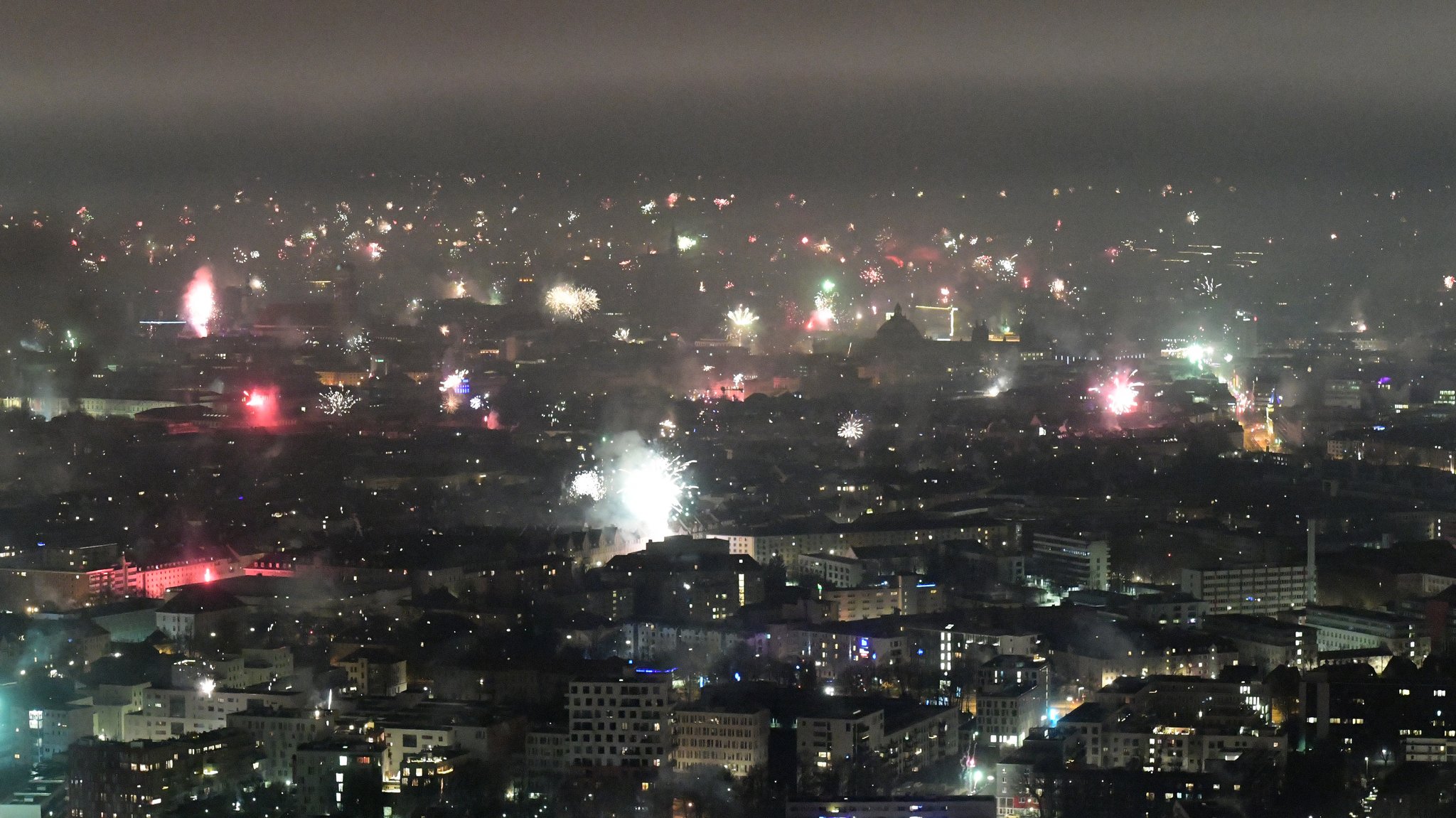 Das bisher letzte Nicht-Corona-Silvester: Feuerwerksraketen explodieren am 31.12.2019 über der Landeshauptstadt München.