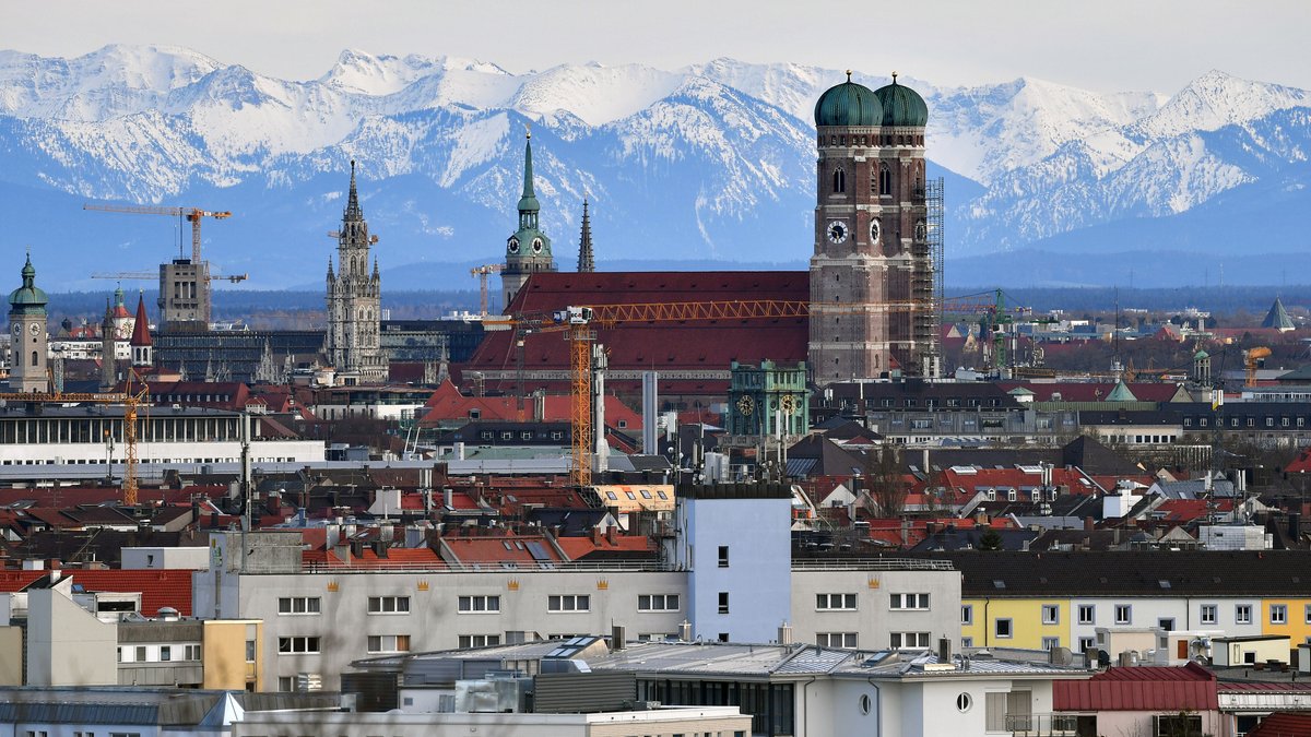 Stadt München, im Hintergrund die Alpen (Archivbild)