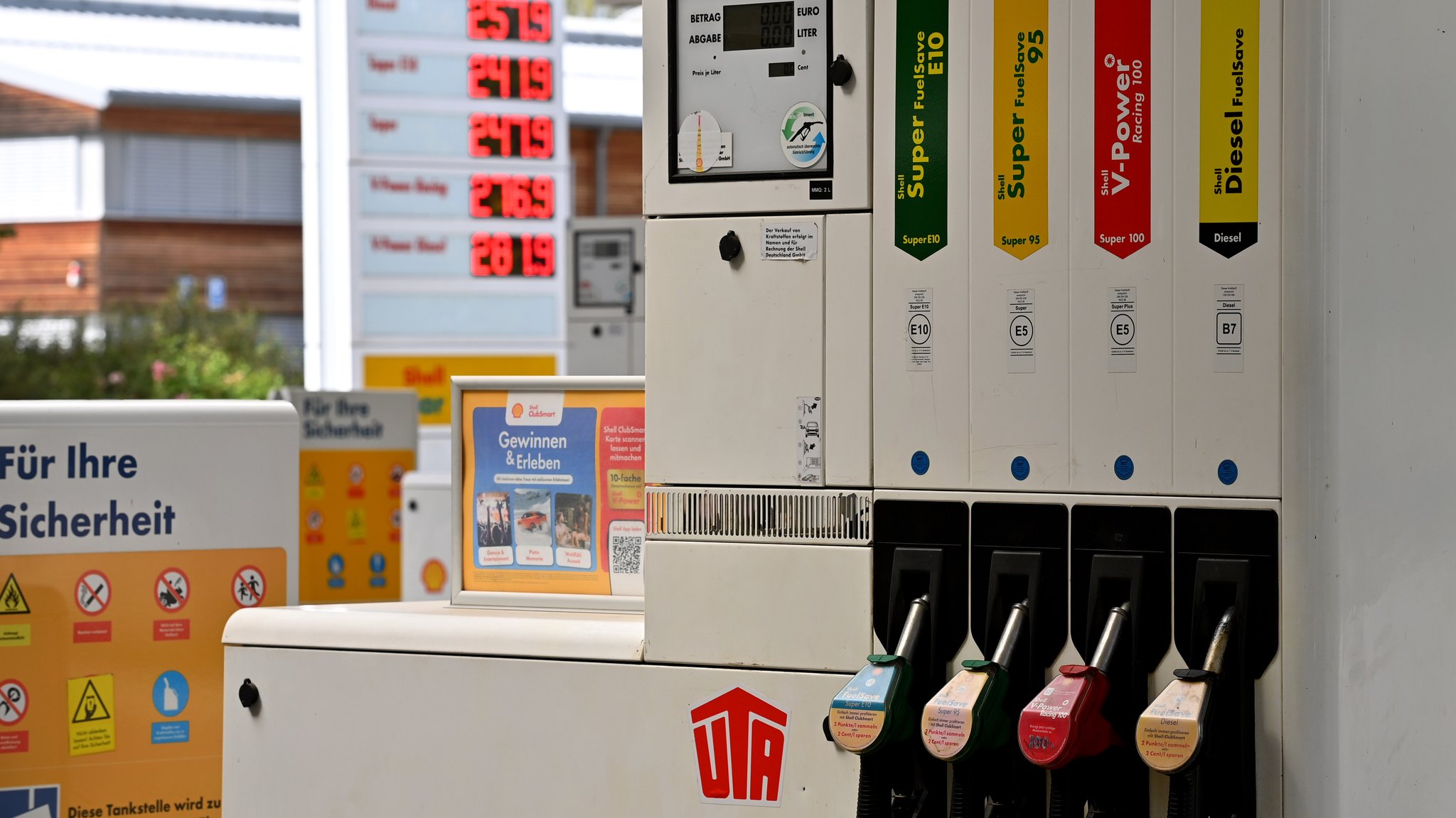 Zapfsäulen und Preisanzeige an einer Tankstelle. | Bild: picture alliance / SvenSimon | Frank Hoermann / SVEN SIMON Zapfsäulen und Preisanzeige an einer Tankstelle.