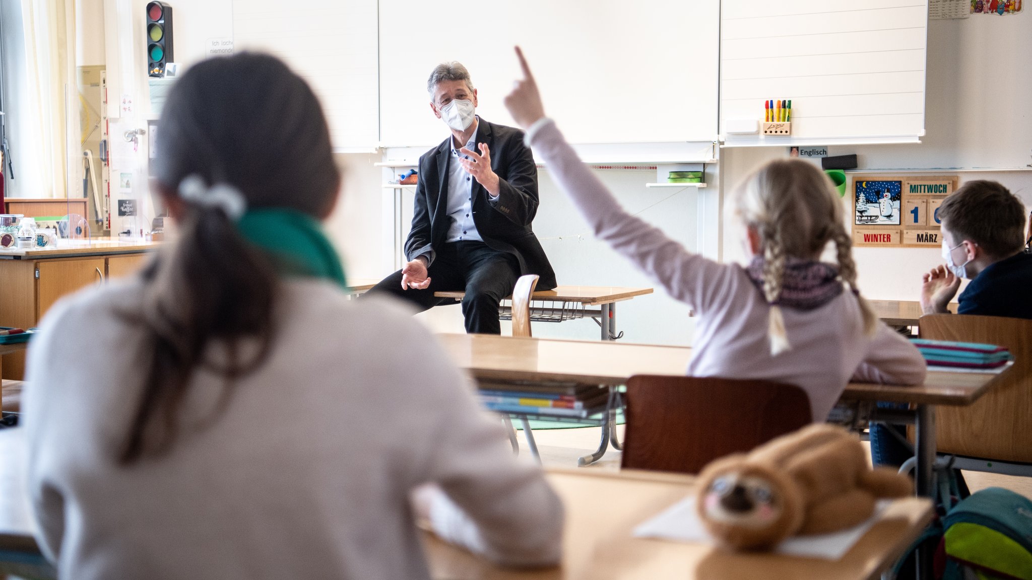 "Wir können jetzt allen Lehrerinnen und Lehrern in Bayern, die im Präsenzunterricht im Einsatz sind, ein Impfangebot machen", so Piazolo.