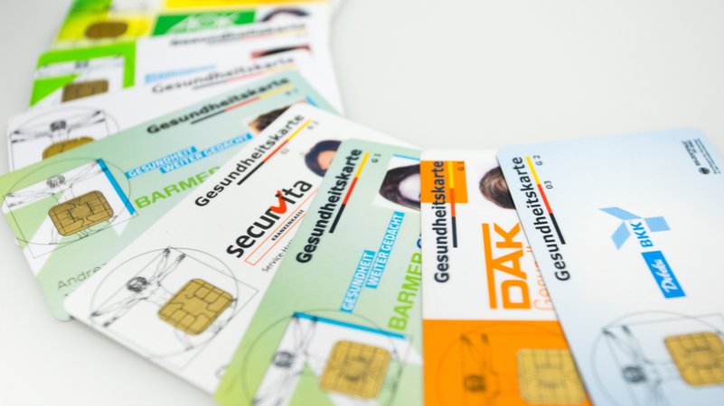 Versicherungskarten verschiedener gesetzlicher Krankenkassen. | Bild: BR/Lisa Hinder Versicherungskarten verschiedener gesetzlicher Krankenkassen.