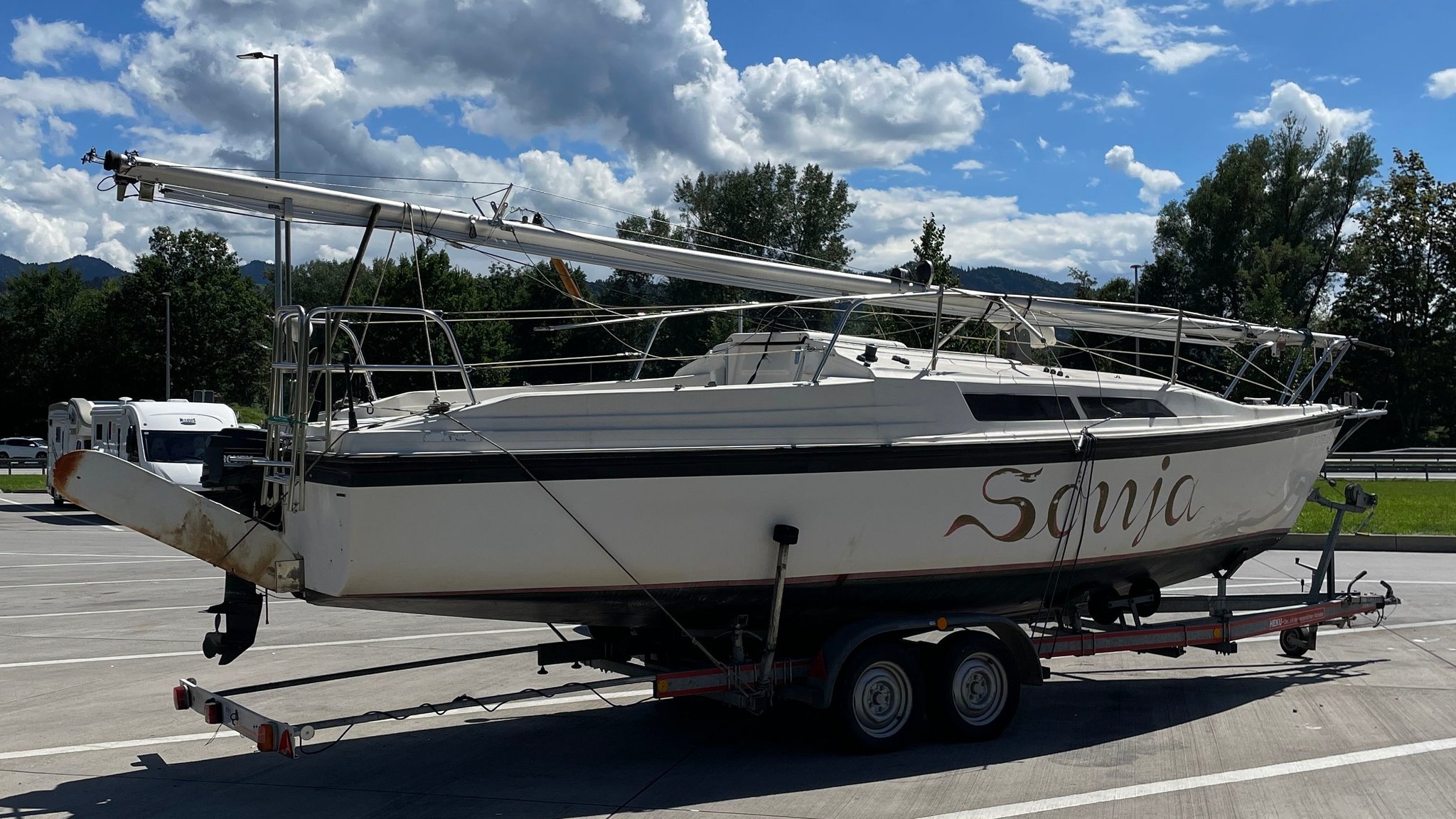 Das gestohlene Segelboot auf einem Anhänger an der Rastanlage