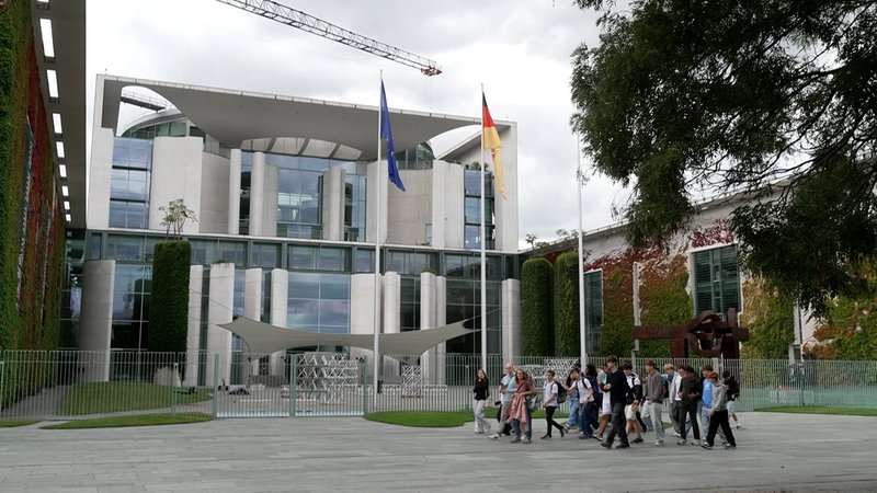 Bundeskanzler Friedrich Merz ist am Nachmittag mit den Spitzen der Union im Kanzleramt zusammengetroffen. | Bild: BR Bundeskanzler Friedrich Merz ist am Nachmittag mit den Spitzen der Union im Kanzleramt zusammengetroffen.