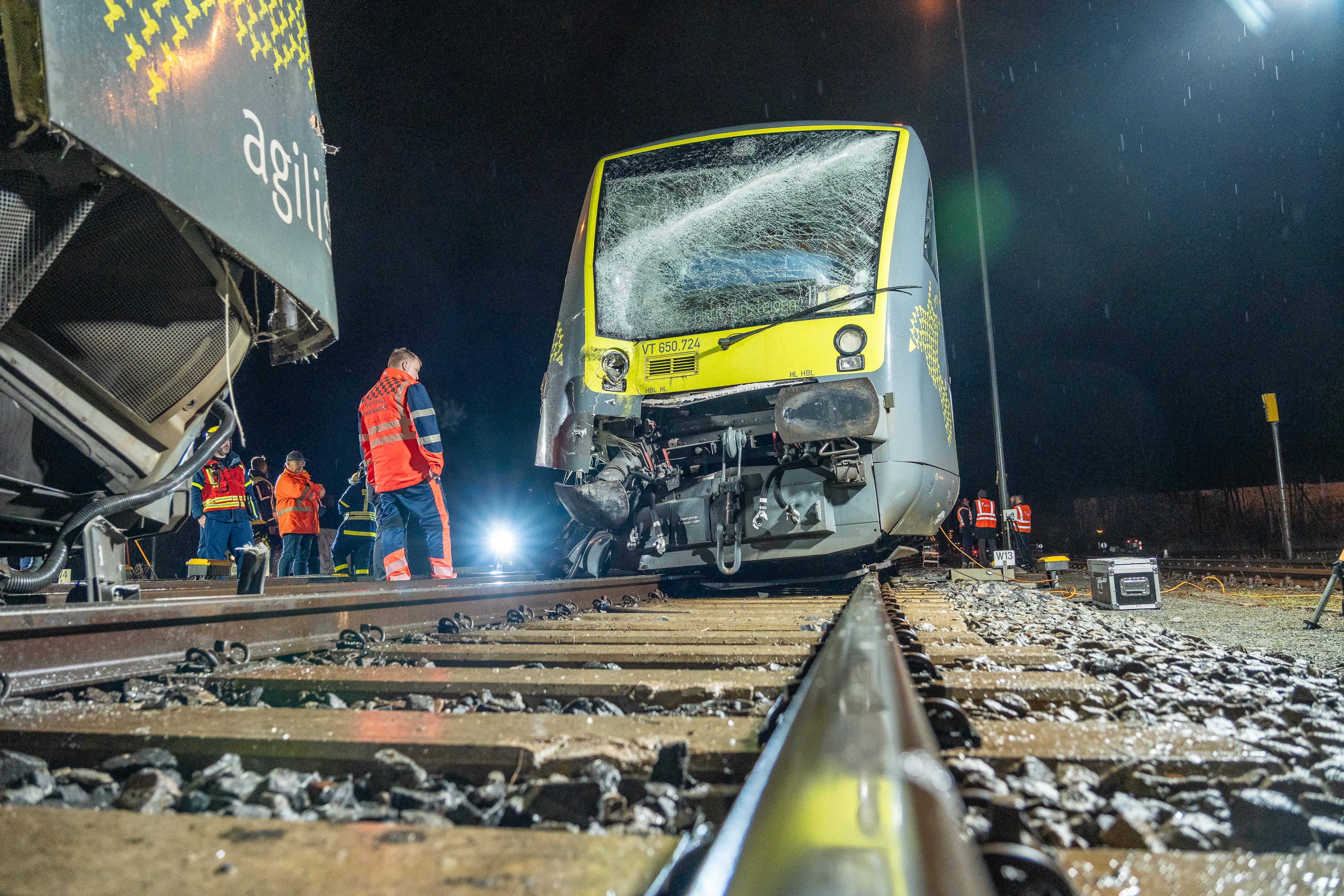 Am Bayreuther Hauptbahnhof ist am Mittwochabend (11.03.2026) der Zugverkehr nach einer Kollision zweier Züge der Bahn-Firma agilis komplett zum Erliegen gekommen.