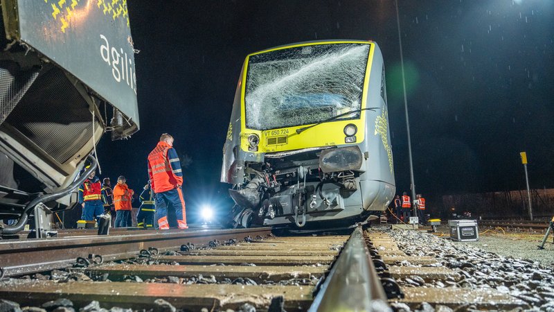 Am Bayreuther Hauptbahnhof ist am Mittwochabend (11.03.2026) der Zugverkehr nach einer Kollision zweier Züge der Bahn-Firma agilis komplett zum Erliegen gekommen. | Bild: NEWS5 / Ferdinand Merzbach Am Bayreuther Hauptbahnhof ist am Mittwochabend (11.03.2026) der Zugverkehr nach einer Kollision zweier Züge der Bahn-Firma agilis komplett zum Erliegen gekommen.