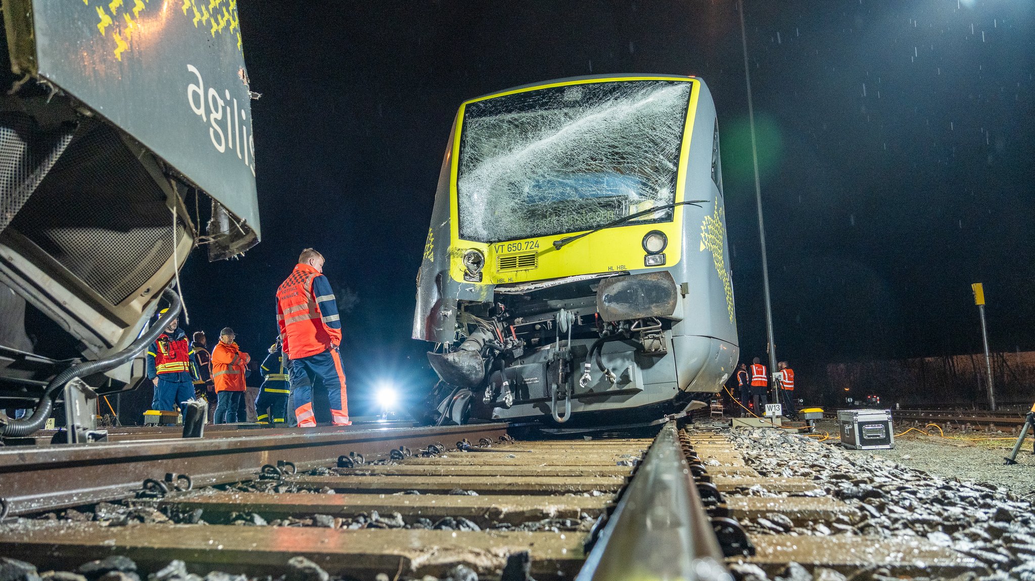 Am Bayreuther Hauptbahnhof ist am Mittwochabend (11.03.2026) der Zugverkehr nach einer Kollision zweier Züge der Bahn-Firma agilis komplett zum Erliegen gekommen.