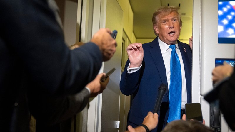 US-Präsident Donald Trump spricht mit Reportern an Bord der Air Force One | Bild: dpa-Bildfunk/Mark Schiefelbein US-Präsident Donald Trump spricht mit Reportern an Bord der Air Force One