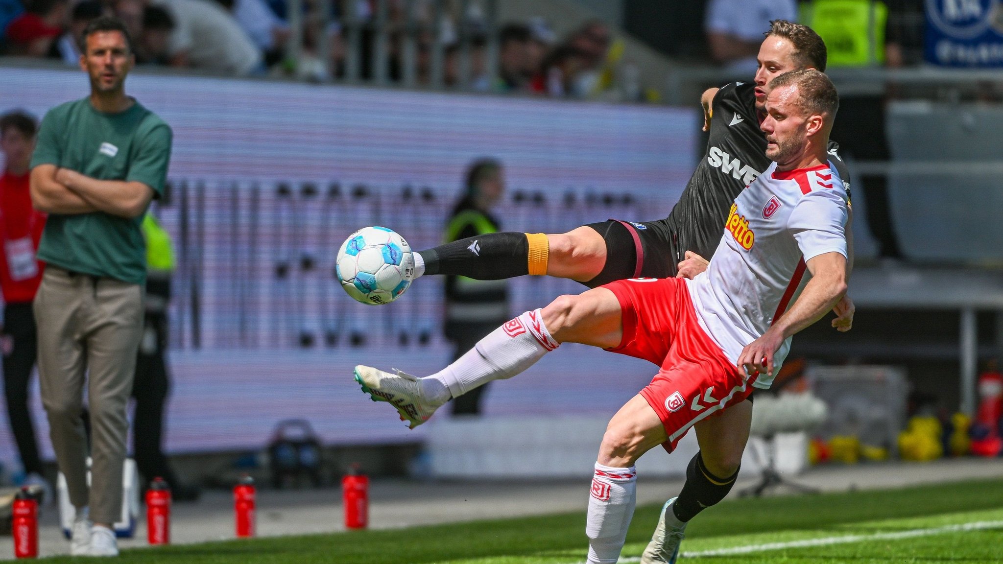 Spielszene Jahn Regensburg - Karlsruher SC | Bild: picture-alliance/dpa Spielszene Jahn Regensburg - Karlsruher SC