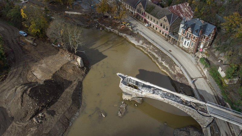 Die von der Flut zerstörte Eisenbahnbrücke über dem Fluss Ahr in Altenahr. 