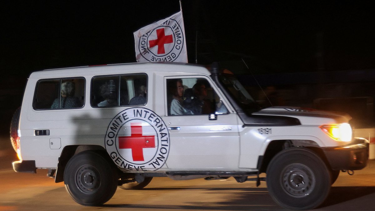 Rot-Kreuz-Fahrzeug mit freigelassenen Geiseln 