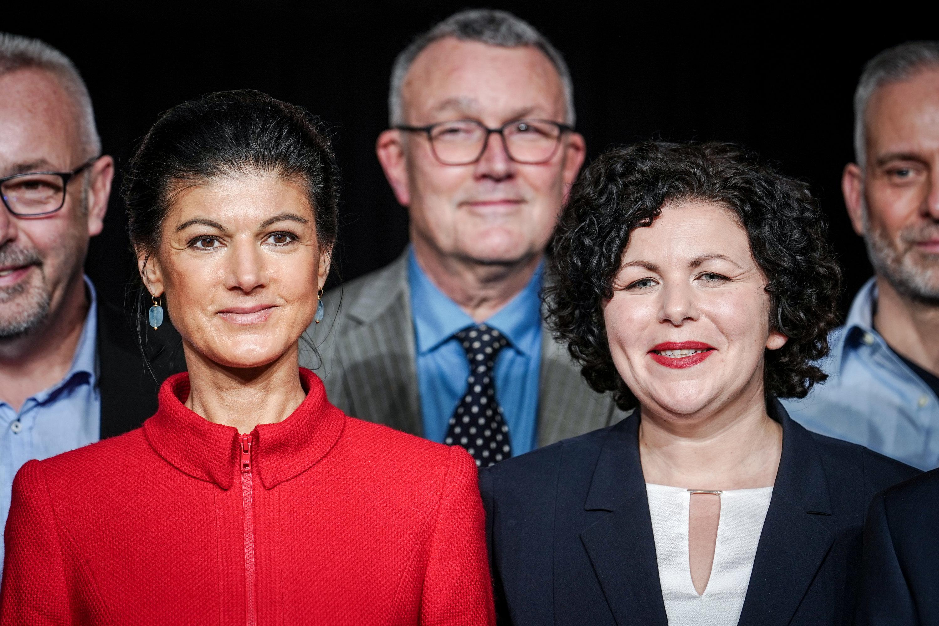 Die Partei trägt ihren Namen: Sahra Wagenknecht begeistert ihre Mitstreiter beim ersten BSW-Parteitag in Berlin. Nach innen wirbt sie für einen "pfleglichen Umgang". Nach außen teilt sie heftig aus.