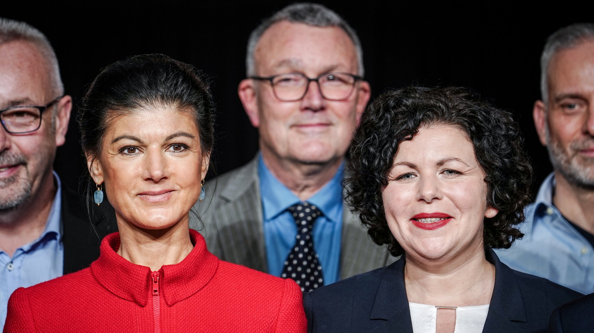 Die Partei trägt ihren Namen: Sahra Wagenknecht begeistert ihre Mitstreiter beim ersten BSW-Parteitag in Berlin. Nach innen wirbt sie für einen "pfleglichen Umgang". Nach außen teilt sie heftig aus.