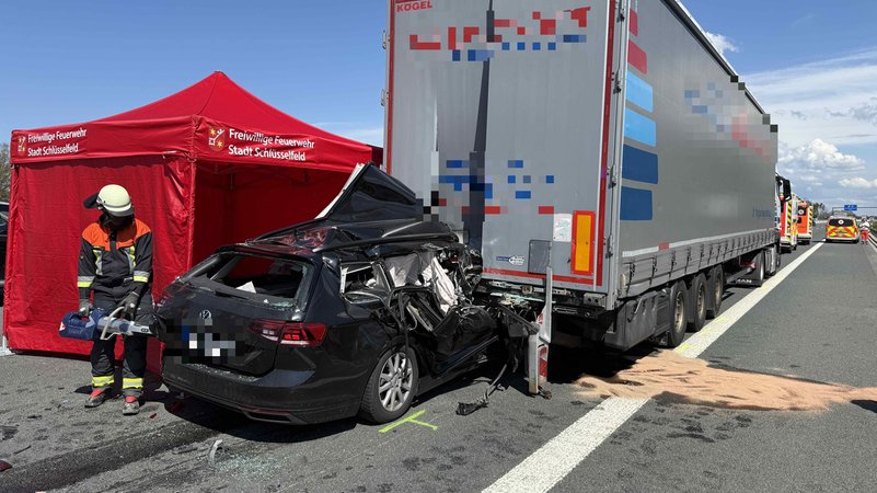 Ein Auto hat sich unter einem Lastwagen verkeilt. | Bild: News5/Ferdinand Merzbach Ein Auto hat sich unter einem Lastwagen verkeilt.