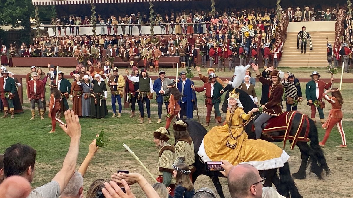 Herzog Georg der Reiche reitet mit seiner Braut, der polnischen Königstochter Hedwig, durch die Menge.