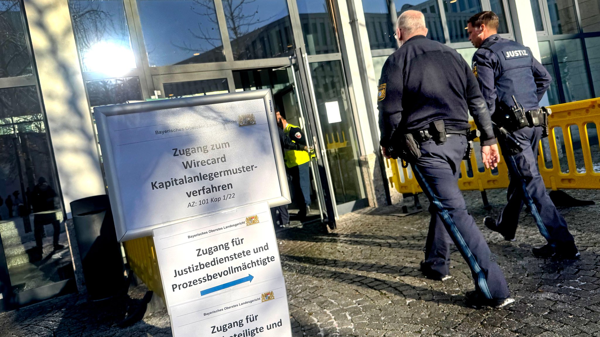 Polizisten betreten zum Start des Wirecard Kapitalanlegermusterverfahrens die Wappenhalle in München.