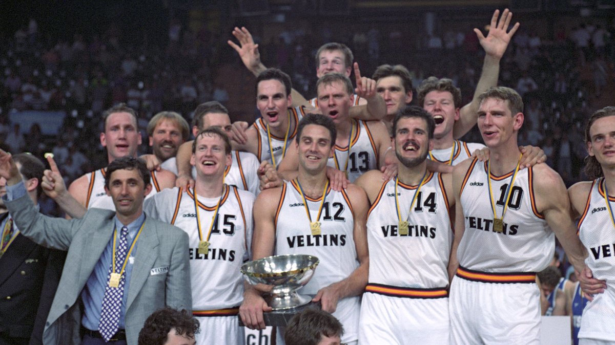 Die Basketball-Europameister von 1993 mit dem damaligen Chefcoach Svetislav Pesic