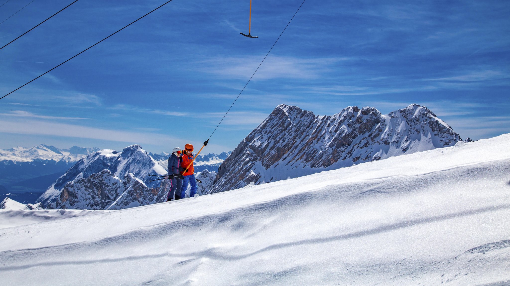 Im Skigebiet auf der Zugspitze kann aktuell noch Ski gefahren werden. Auf der Zugspitze ist das Skifahren teilweise sogar bis in den Mai hinein möglich.
