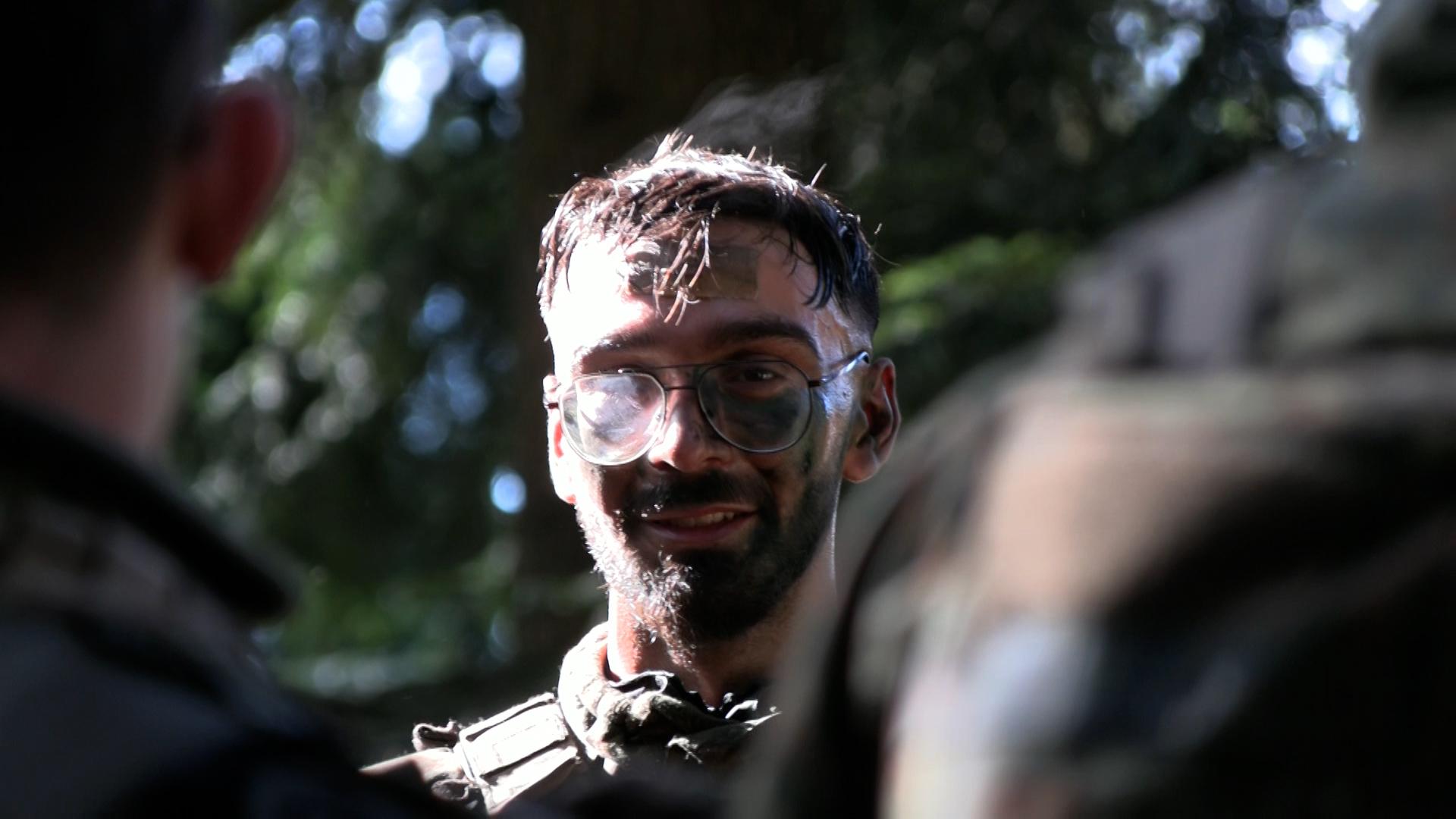 Der 21 Jahre alte Can steht nach einer Übung im Bayerischen Wald.