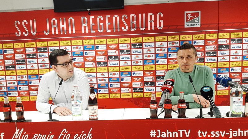 Jahn-Trainer Mersad Selimbegovic (rechts) am Freitag auf der Pressekonferenz. Er rechnet mit einem starken Gegner.