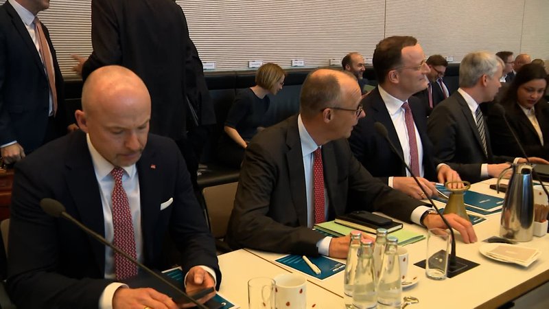 Sondervermögen - Wirtschaftsforscher sehen Zweckentfremdung | Bild: BR Sondervermögen - Wirtschaftsforscher sehen Zweckentfremdung