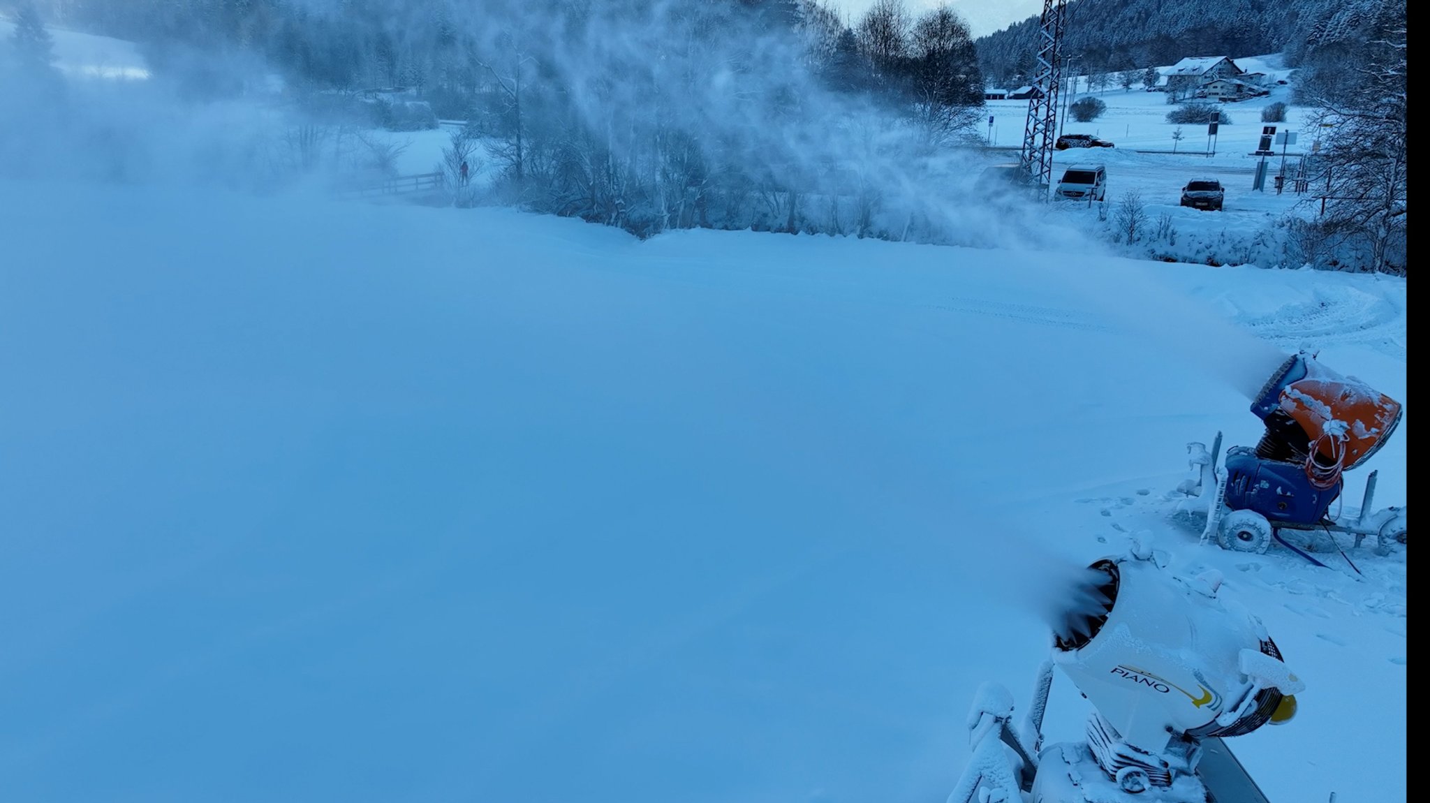 Weil es in Oberammergau derzeit kein Schneedepot gibt, wird Maschinenschnee für eine erste Trainingsrunde produziert. | Bild: Martin Breitkopf Weil es in Oberammergau derzeit kein Schneedepot gibt, wird Maschinenschnee für eine erste Trainingsrunde produziert.