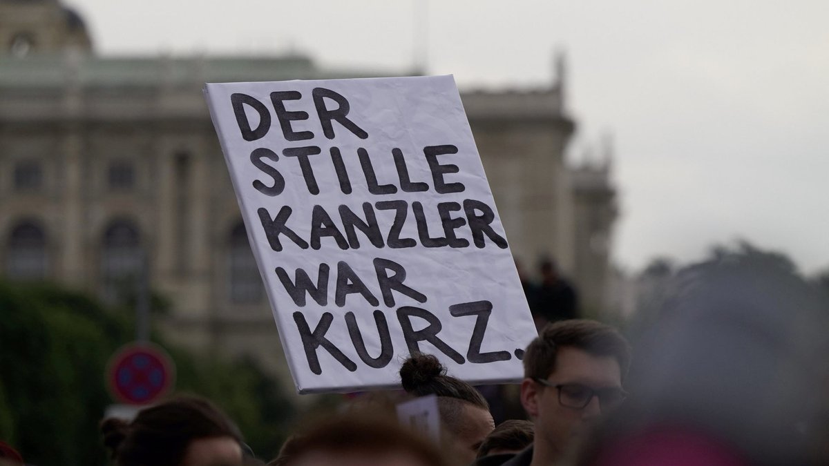 Schild auf der Demo am 18. Mai in Wien: Der stille Kanzler war Kurz.