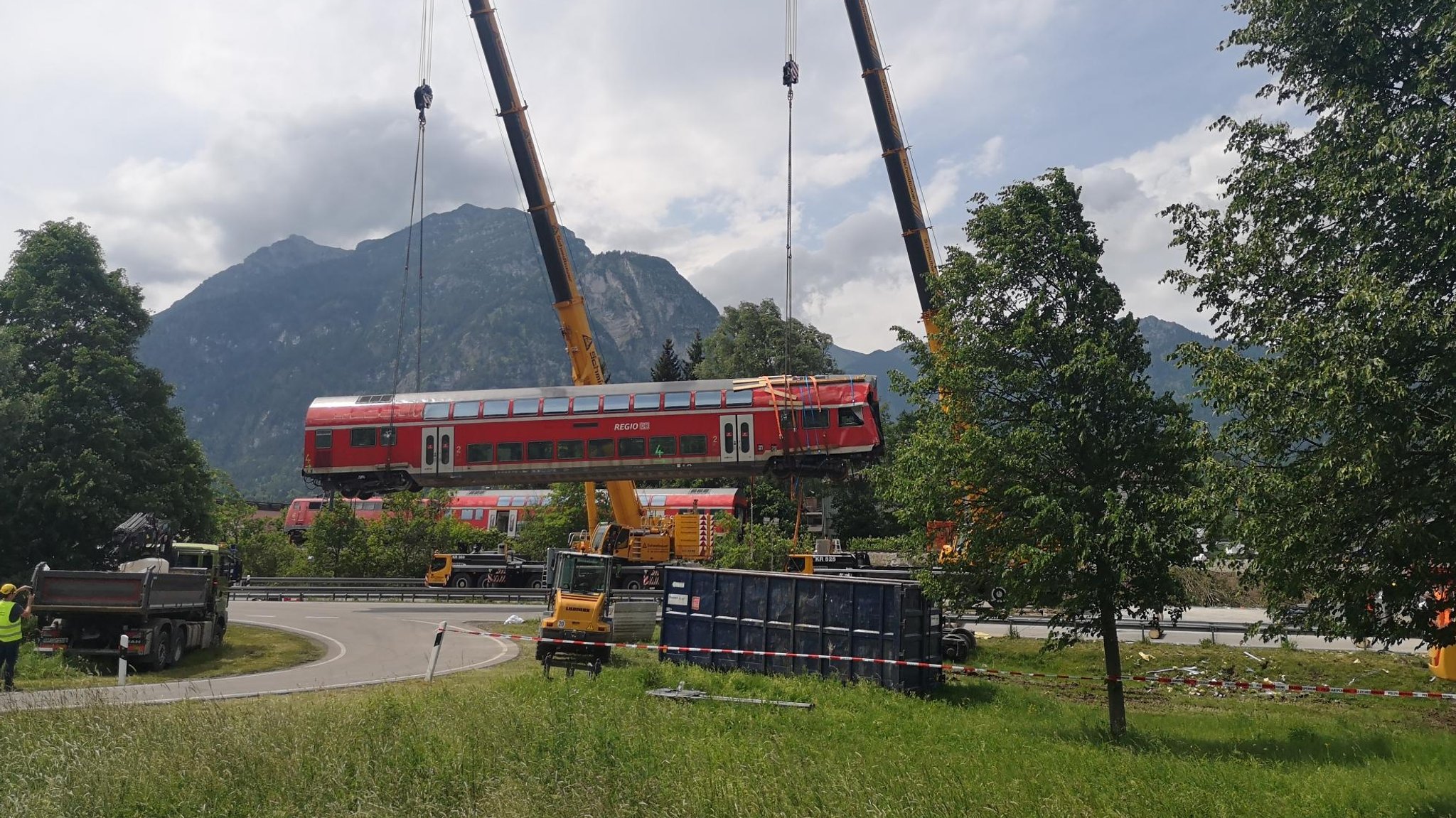 Ein weiterer verunglückter Waggon hängt - von zwei Kränen gehalten - in der Luft. Er konnte aus der Böschung geborgen und angehoben werden.