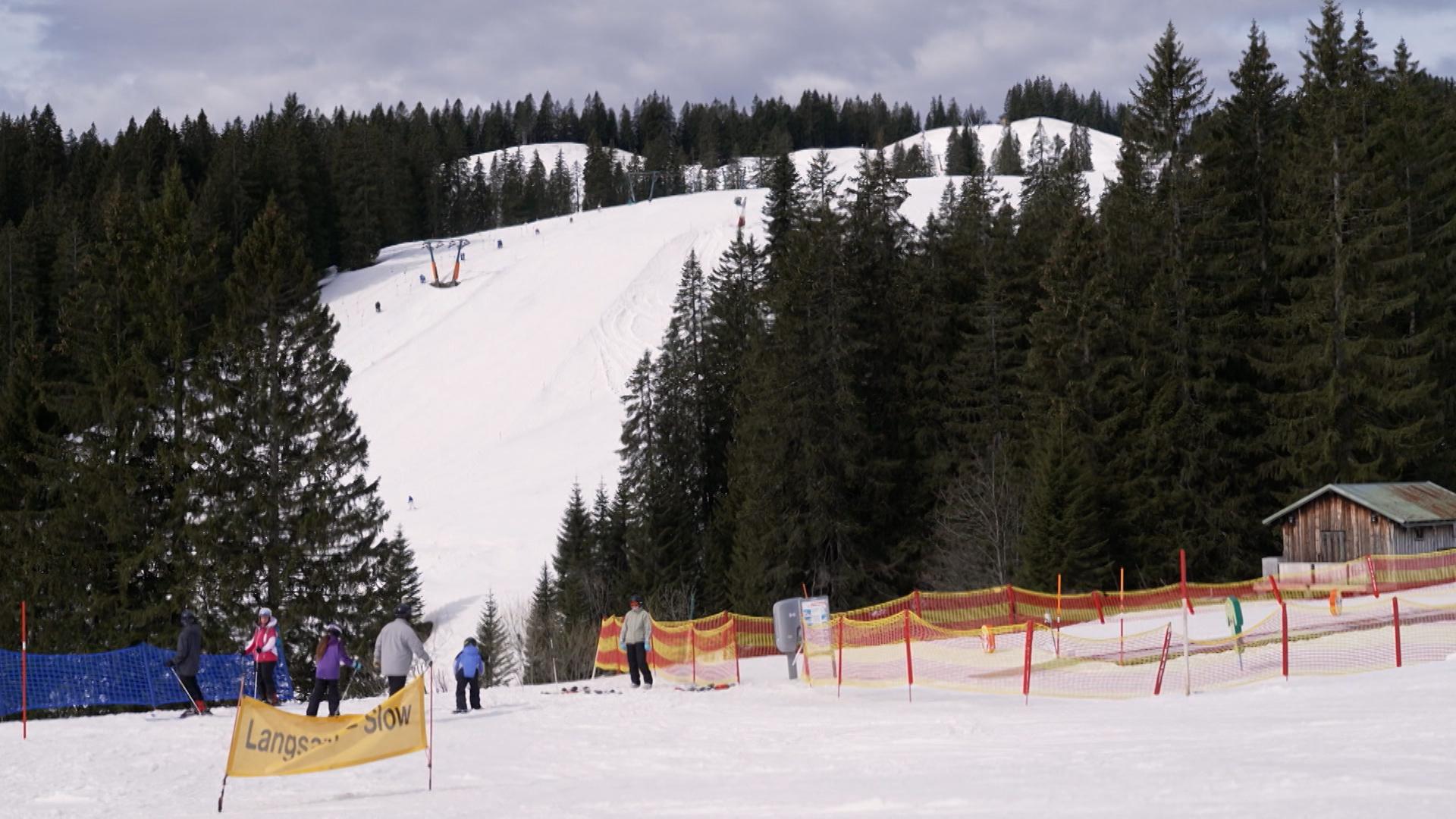 Skifahrer im Skigebiet Grasgehren-Riedberger Horn 