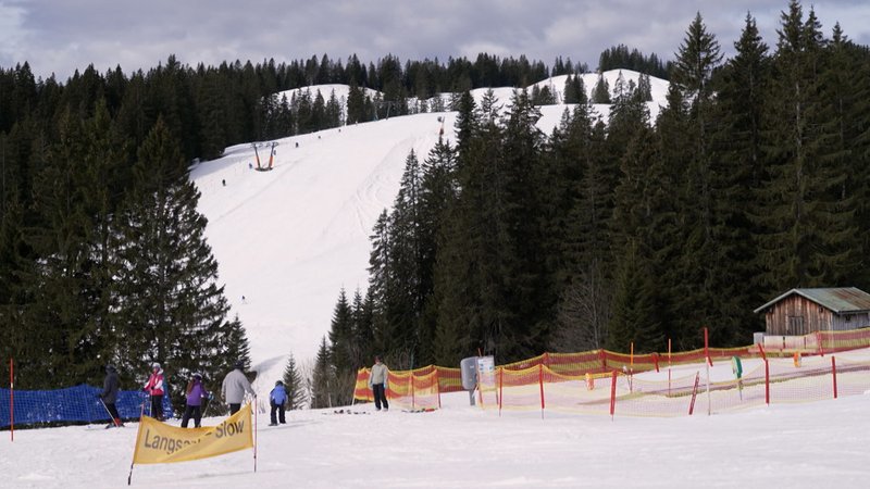 Skifahrer im Skigebiet Grasgehren-Riedberger Horn 
