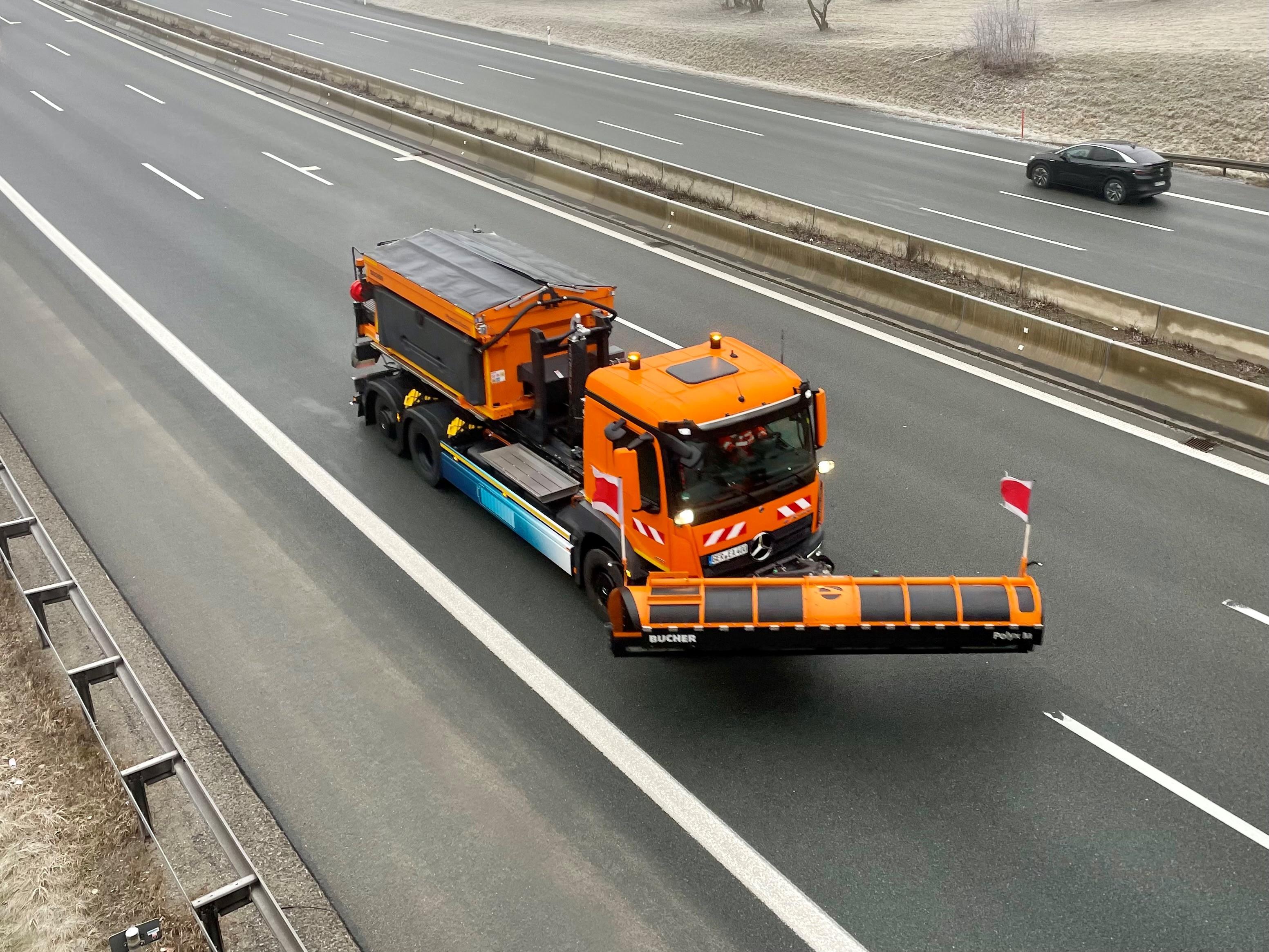 Ein elektrisch betriebener Schneepflug fährt auf der A9 bei Münchberg.