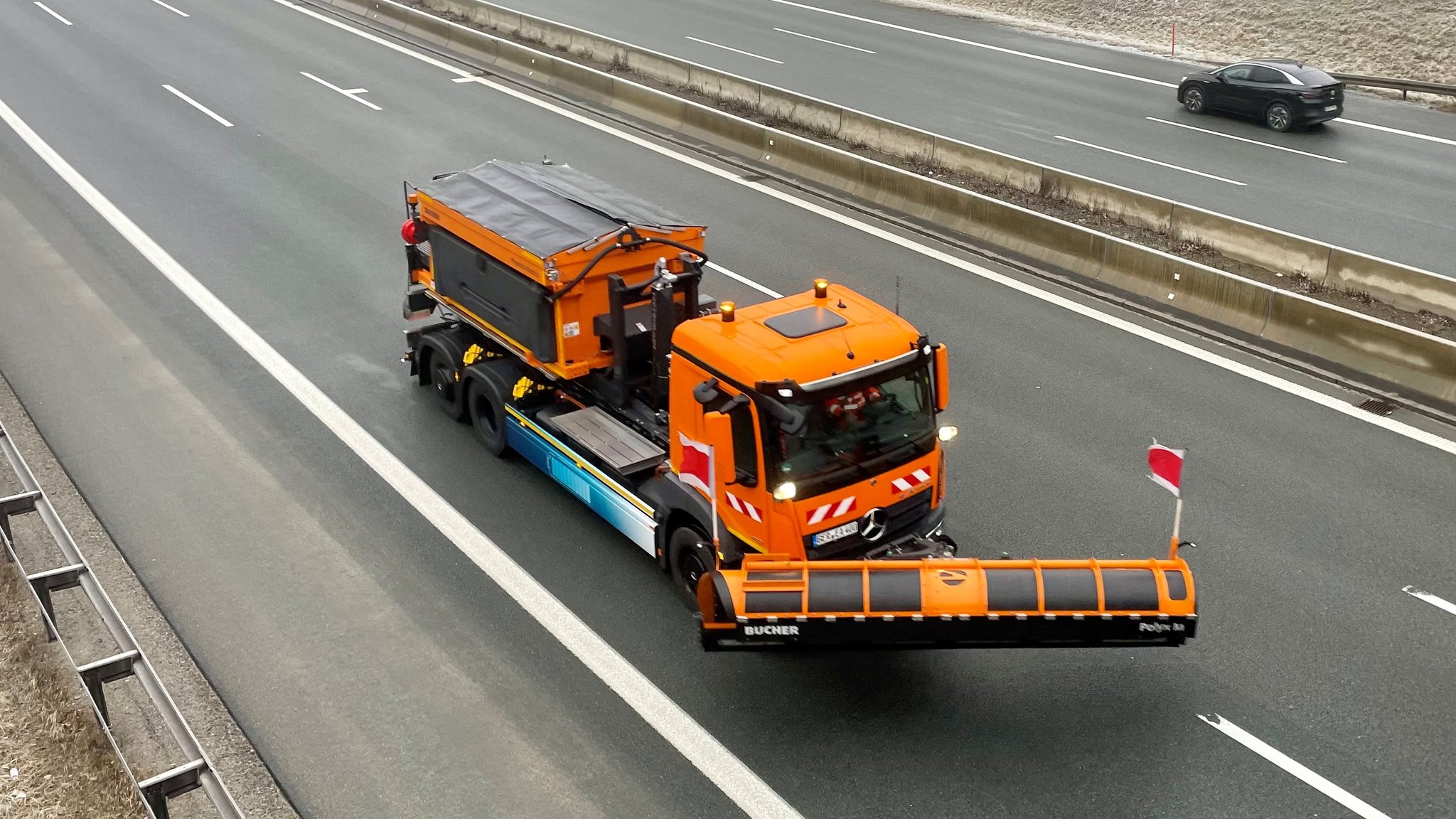 Ein elektrisch betriebener Schneepflug fährt auf der A9 bei Münchberg.