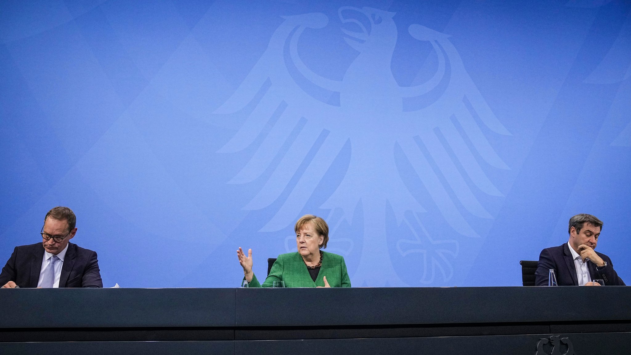 Bundeskanzlerin Merkel, Berlins Regierender Bürgermeister Michael Müller und Bayerns Ministerpräsident Markus Söder bei Pressekonferenz am 23. März 2021