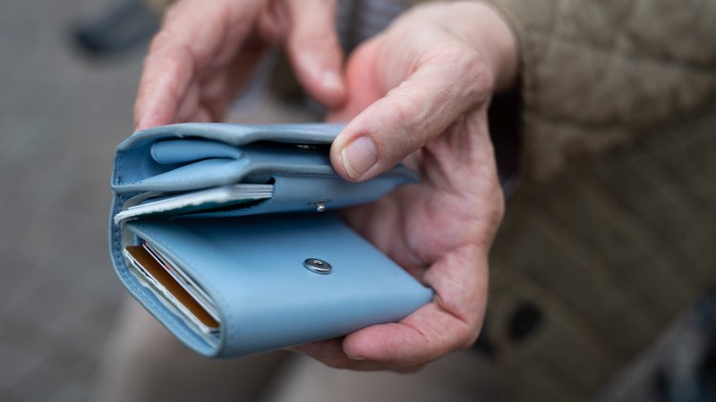 Eine Rentnerin hält ein Portemonnaie in der Hand. | Bild: picture alliance/dpa | Alicia Windzio Eine Rentnerin hält ein Portemonnaie in der Hand.