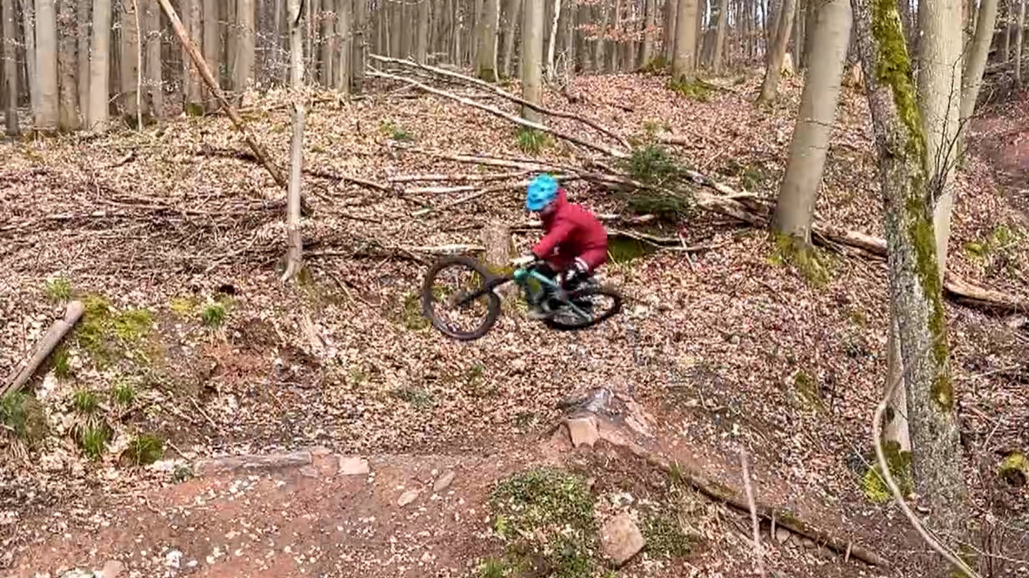 Mountainbiker mit Rad in der Luft.