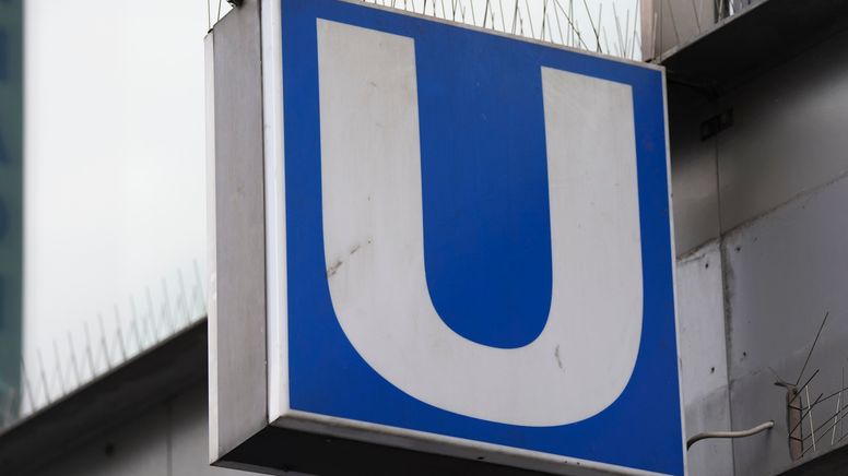 Das weiße "U" auf einem blauen Schild, das in München auf U-Bahnhöfe hinweist. | Bild:picture alliance / Flashpic | Jens Krick