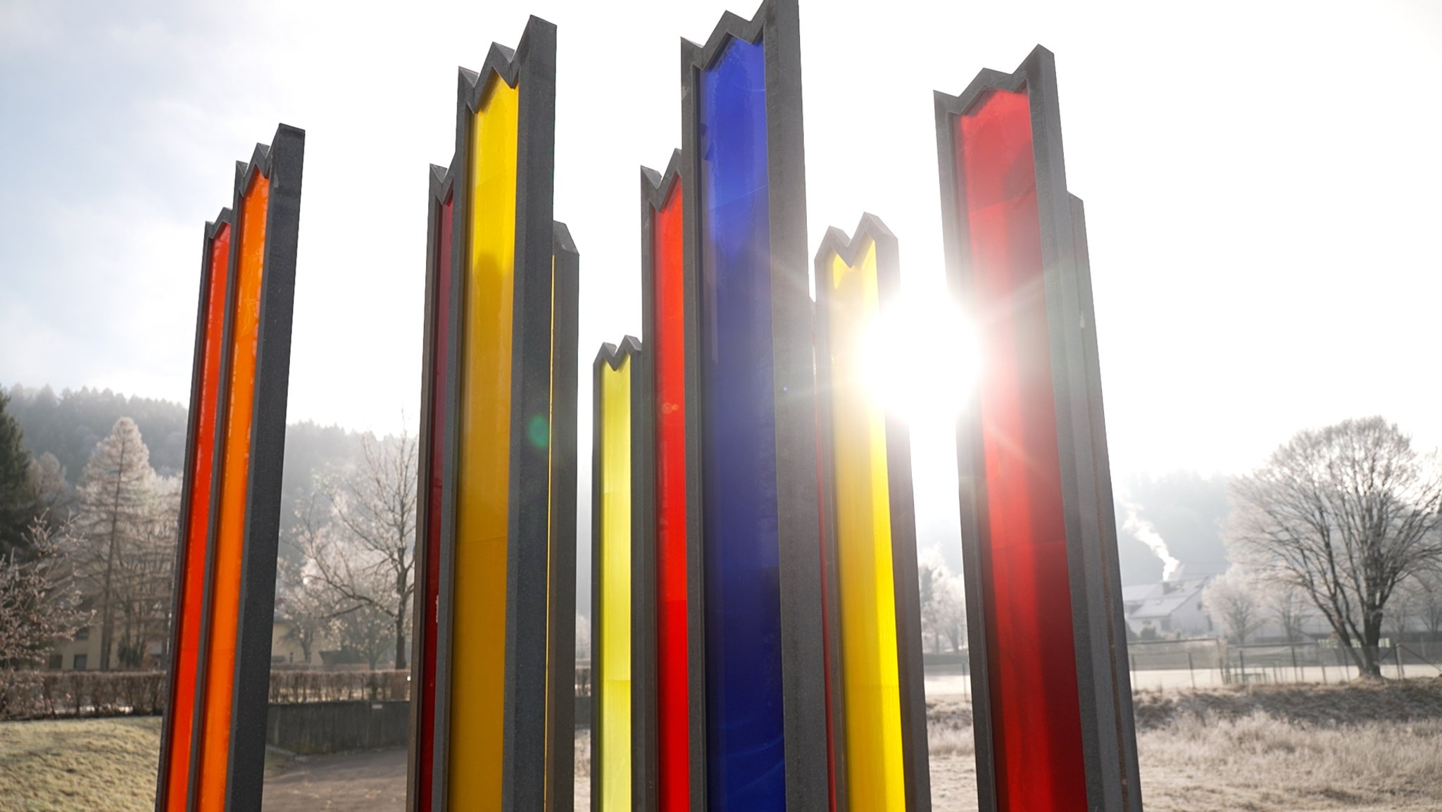 Das Mahnmal - 15 bunte Stelen mit zackigen Kronen erinnern an die 15 Menschen, die jäh aus dem Leben gerissen wurden.   