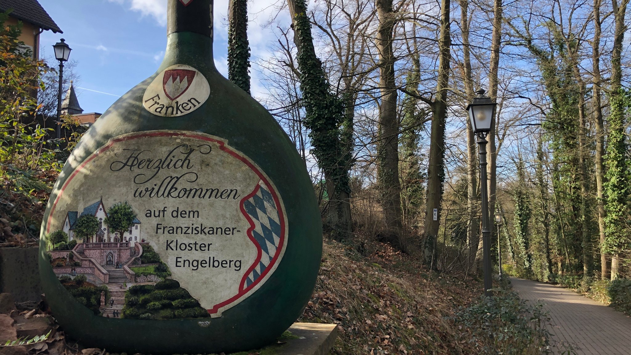 Großer Werbe-Bocksbeutel auf dem Weg zur Klosterschänke auf dem Engelberg